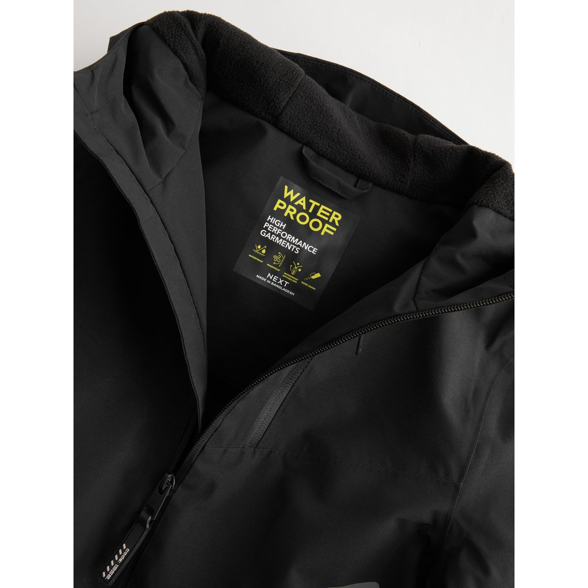 Anorak noir, NEXT