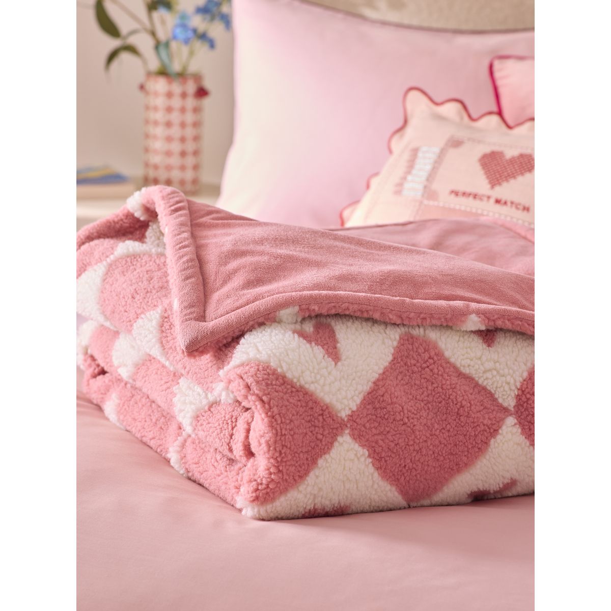 Jeté de lit en peau lainée à cœurs/carreaux rose, NEXT