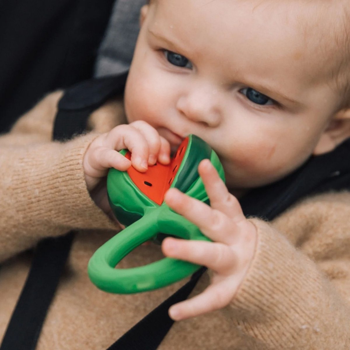 Hochet et anneau de dentition bébé rouge, vert, OLI & CAROL