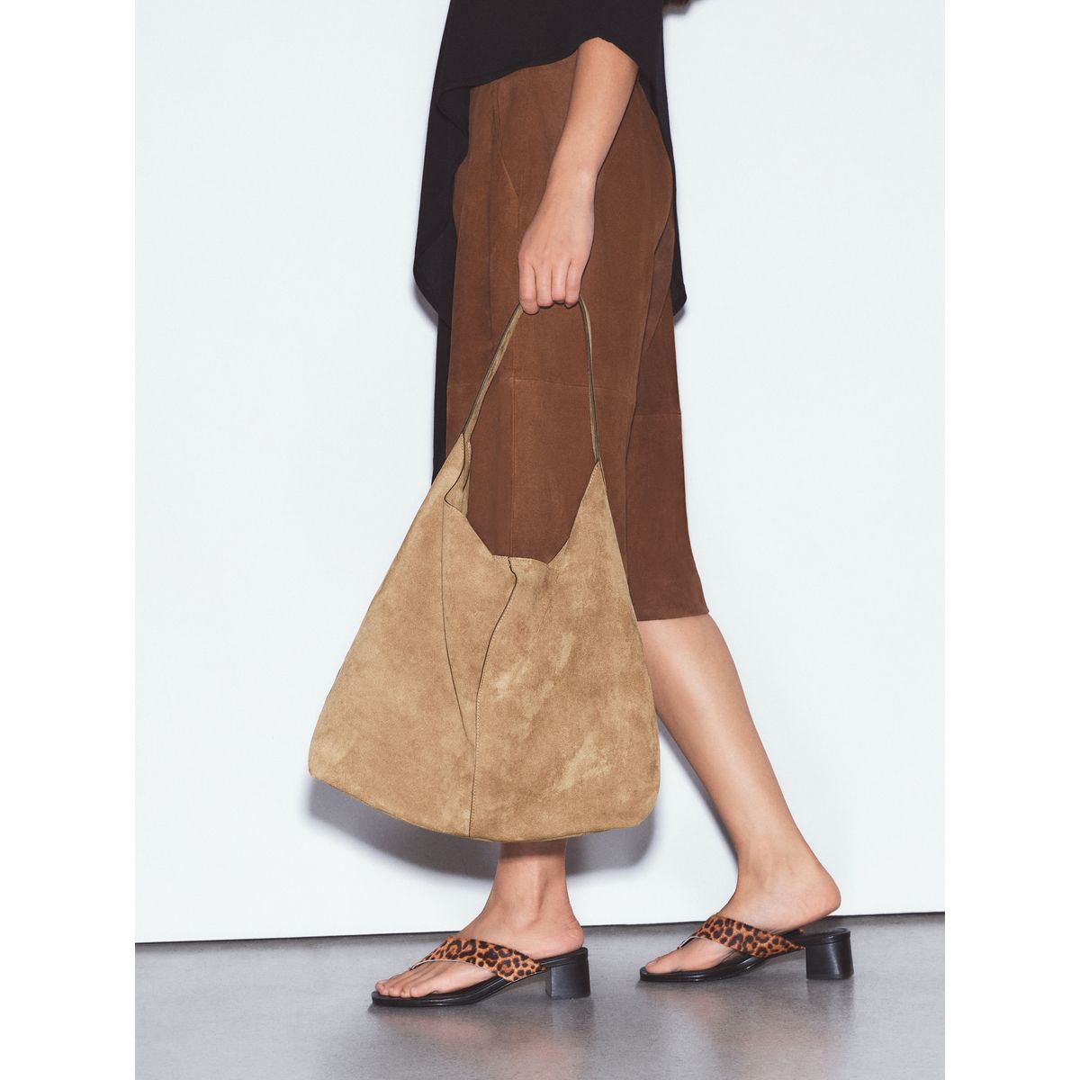 Sac souple à bandoulière en daim synthétique camel, NEXT