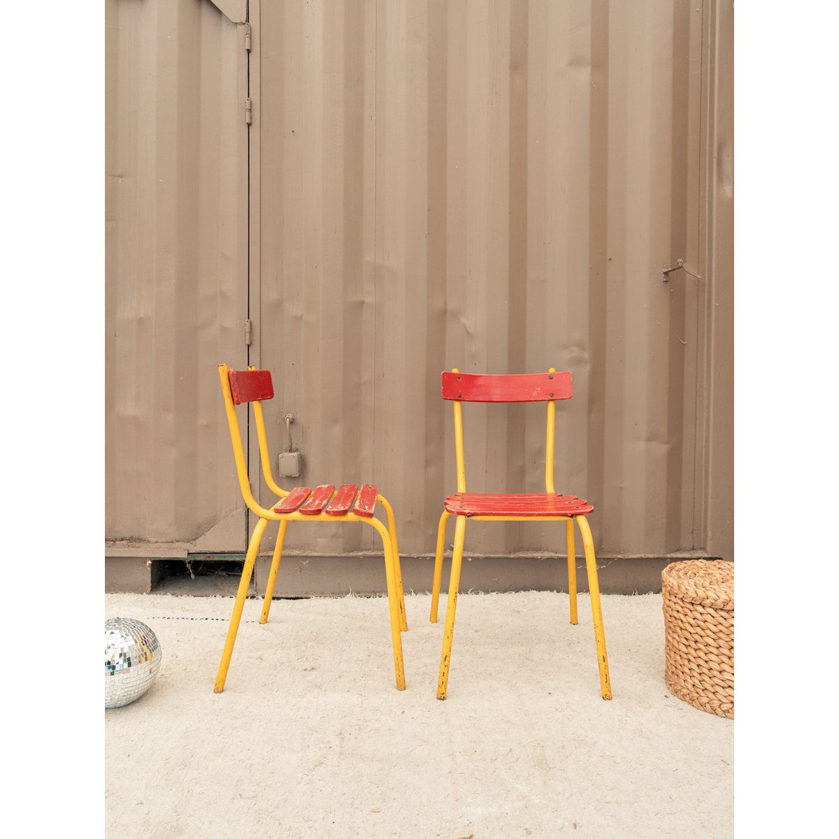 Lot de 6 chaises en métal rouge et jaune Alma N°2020 - Bon état rouge, DEBONGOUT