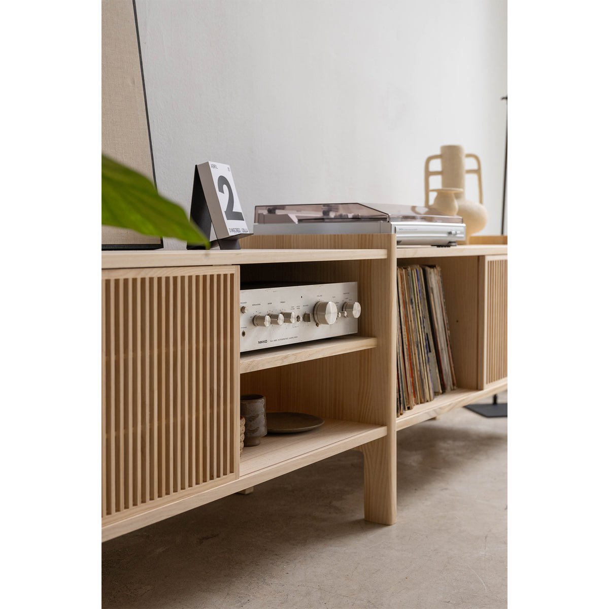 Meuble TV en pin massif verni MENDIA MOYEN bois clair, NAAN FURNITURE