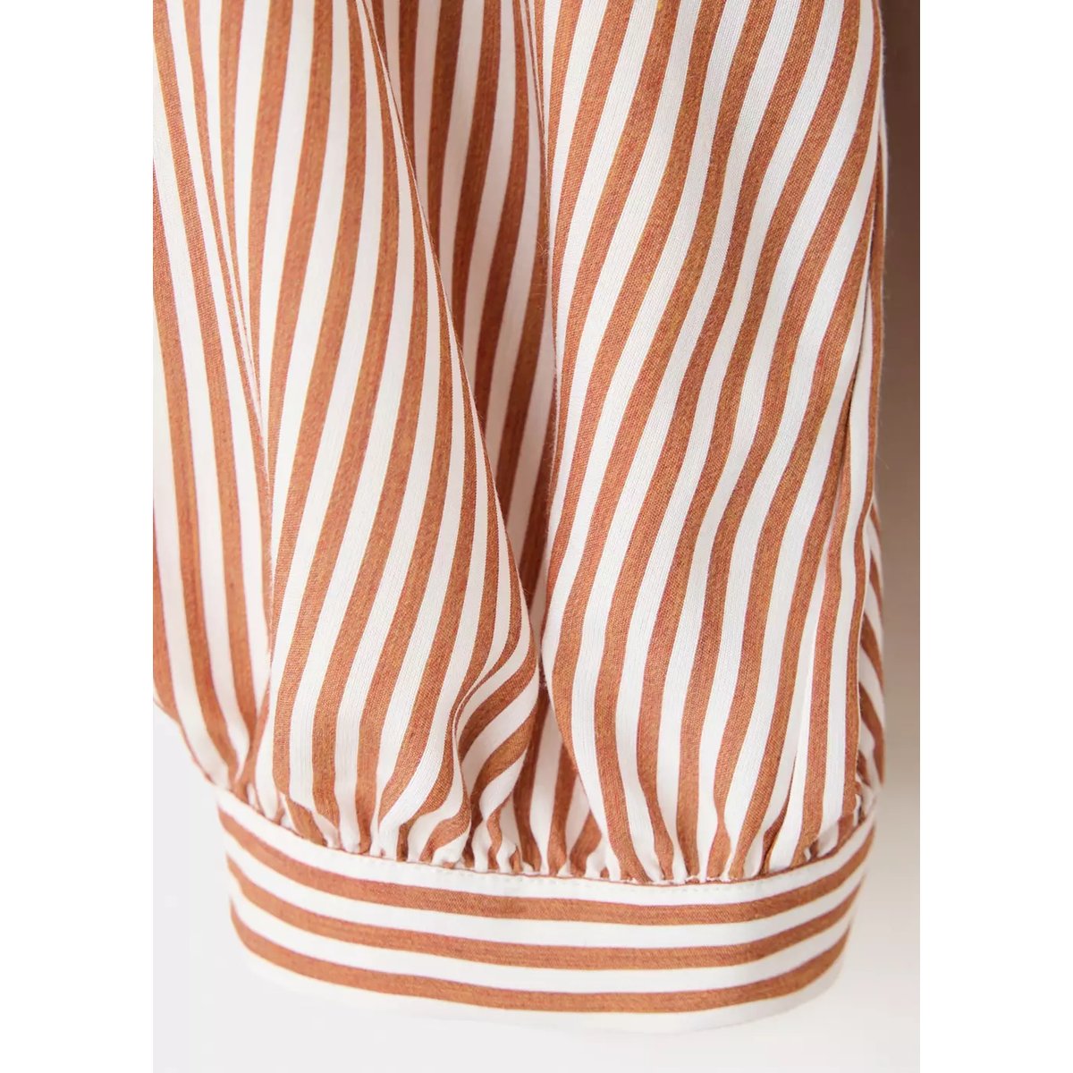 Blouse rayée avec détail à volant marron, MANGO