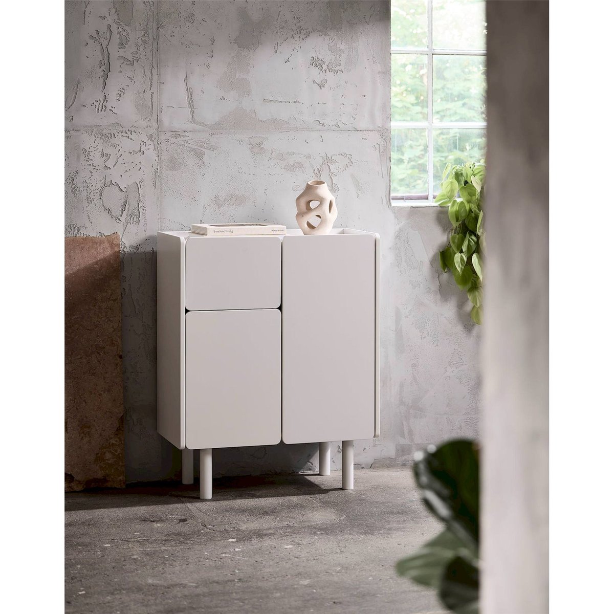 Commode haute CAVELLA au design minimaliste blanc ral 9003, RECOLLECTION
