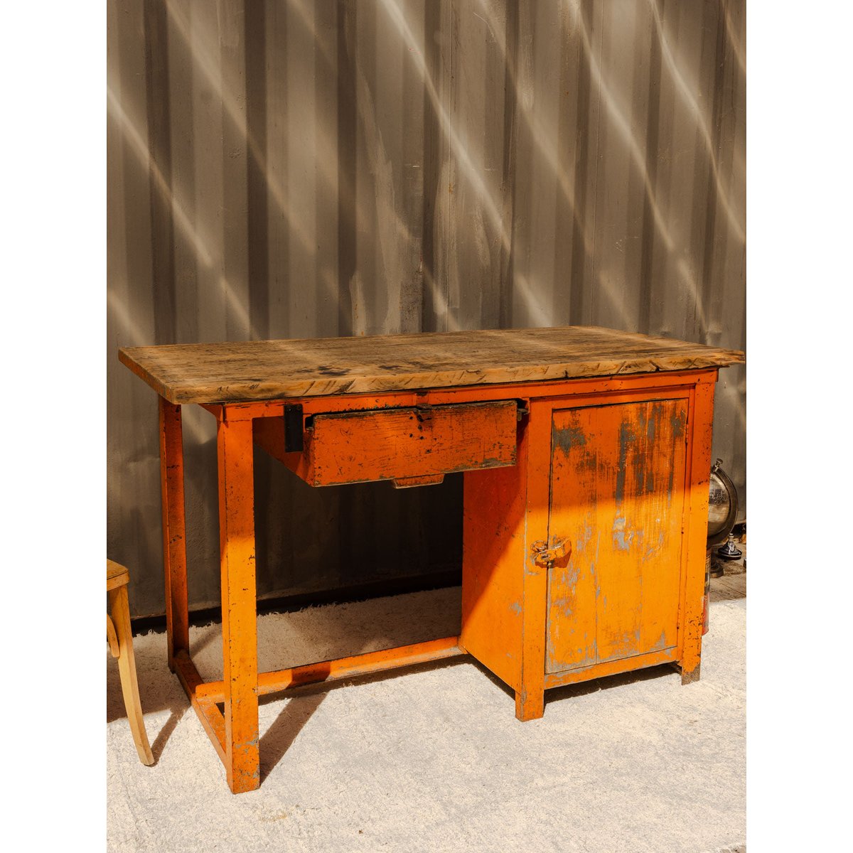 Bureau en bois et métal orange Fernand N°425 - Bon état bois foncé, DEBONGOUT