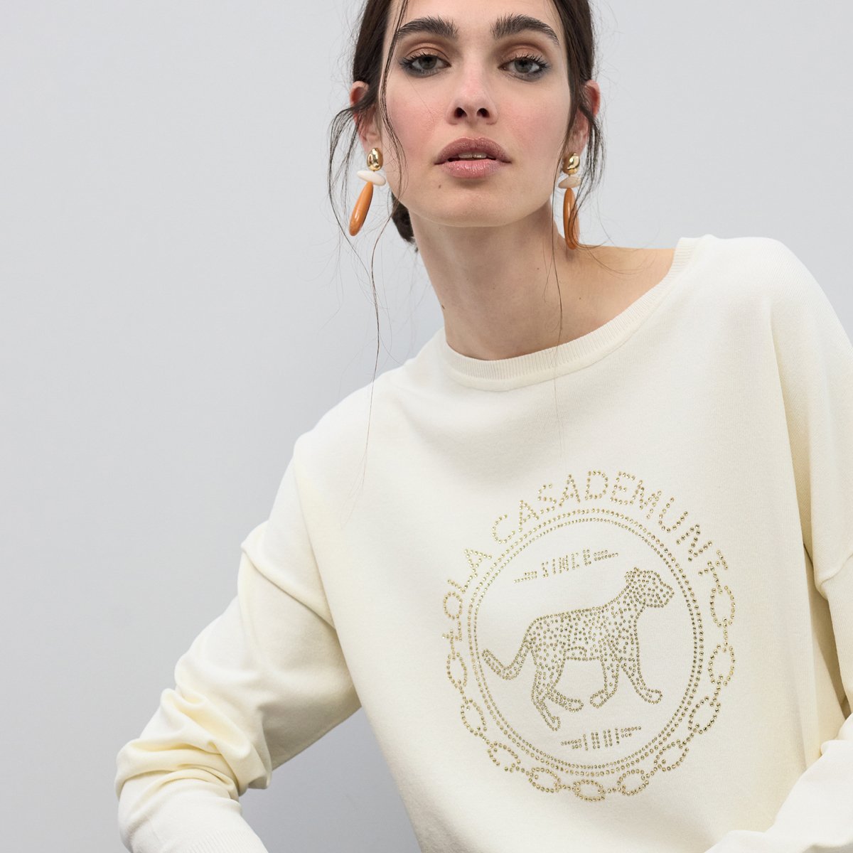 Pull à motif graphique orné de strass ecru, LOLA CASADEMUNT