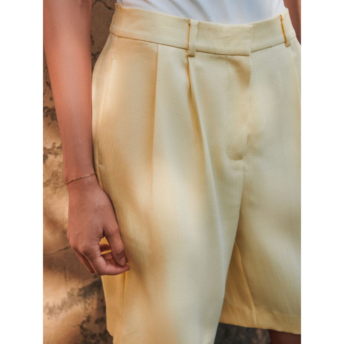 Bermuda tailleur en tissu froissé jaune, NEXT