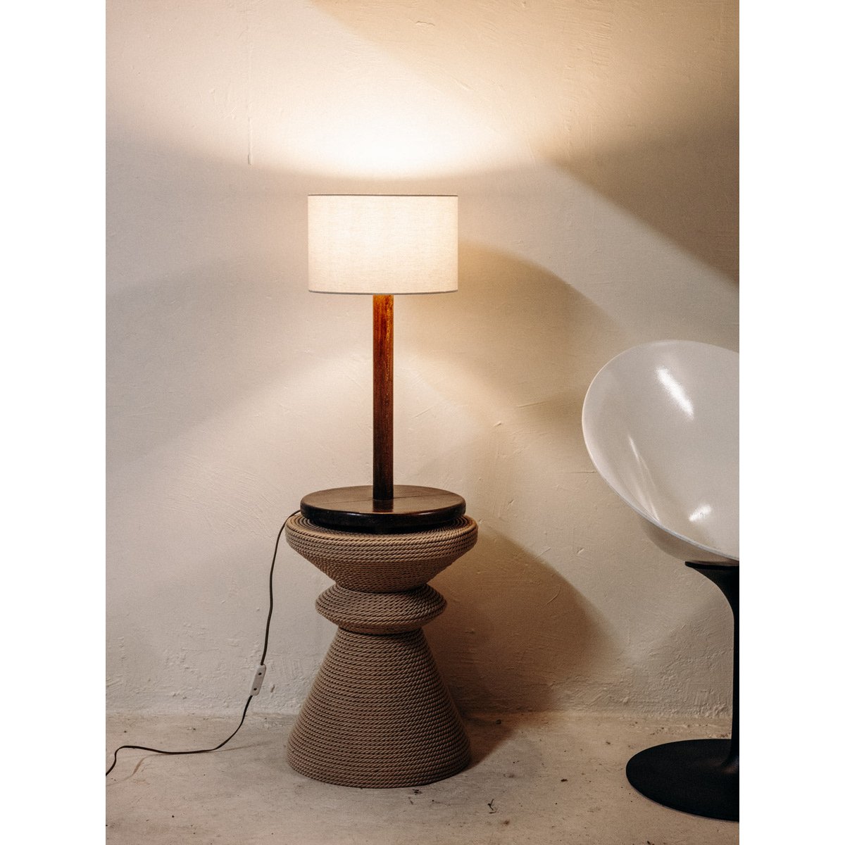 Lampe au bois tourné et à l'abat-jour lumineux Julia N°1056 - Bon état bois foncé, DEBONGOUT