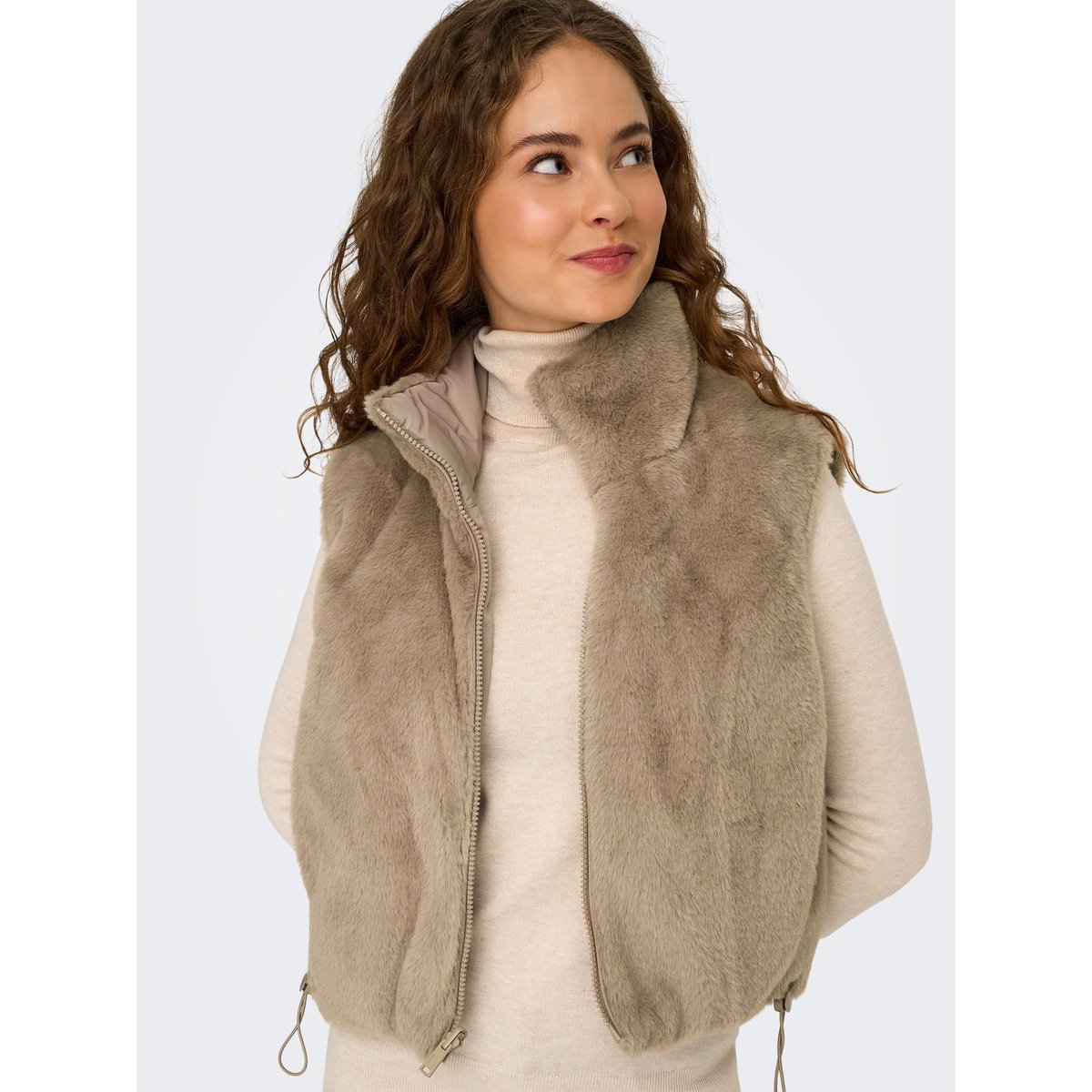 Doudoune sans manches en tissu duveteux silver mink, ONLY