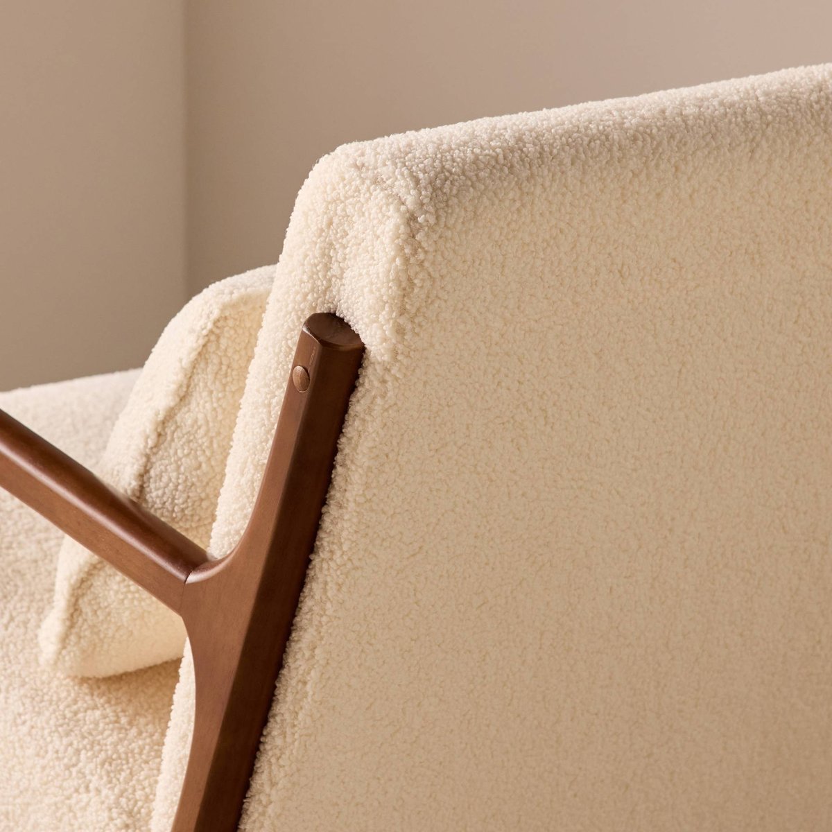 Rocking chair scandinave bois d'hévéa et bouclette LORENS crème, SWEEEK
