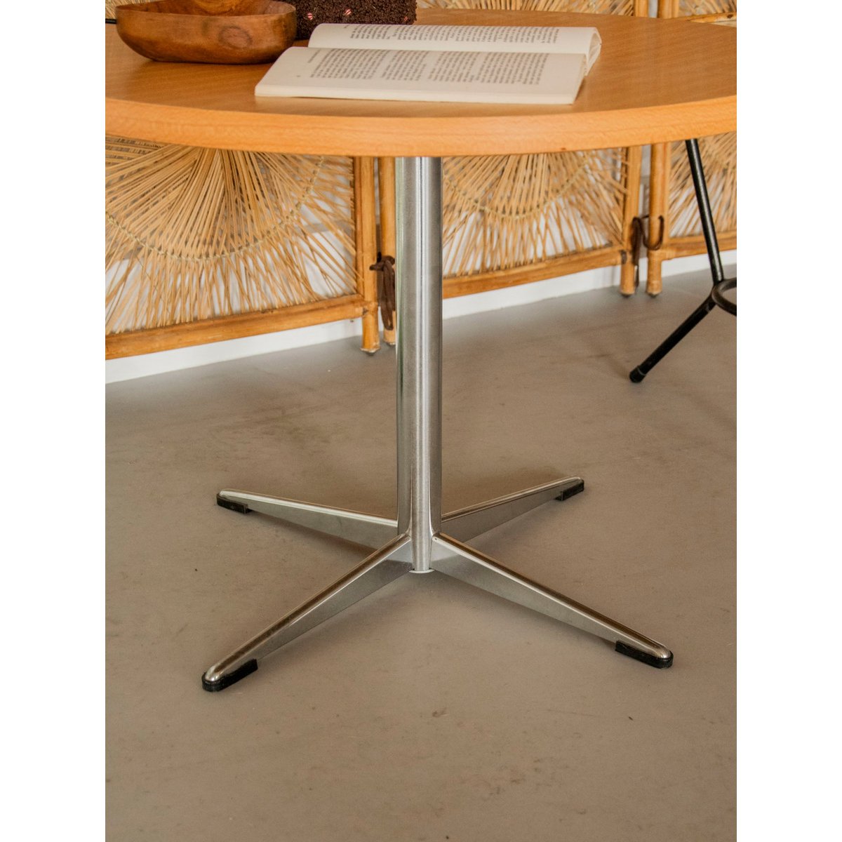 Table basse au charme sixties Donna N°1540 - Bon état bois clair, DEBONGOUT