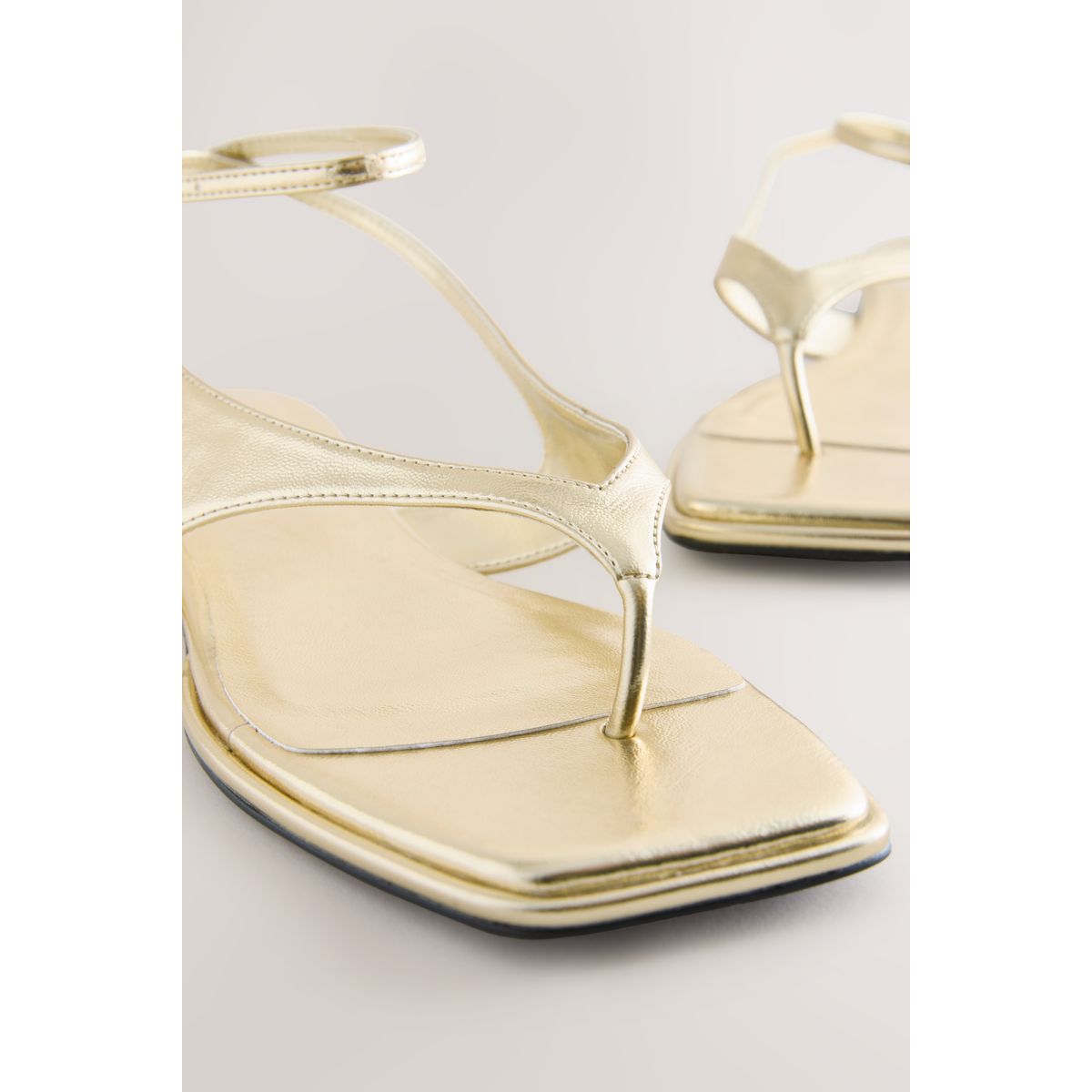 Sandales à entredoigt avec bride cheville doré, NEXT