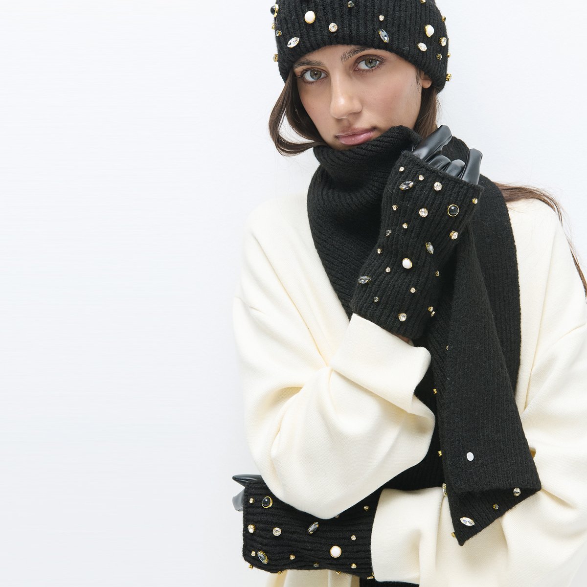 Gants en maille avec cristaux et perles noir, LOLA CASADEMUNT