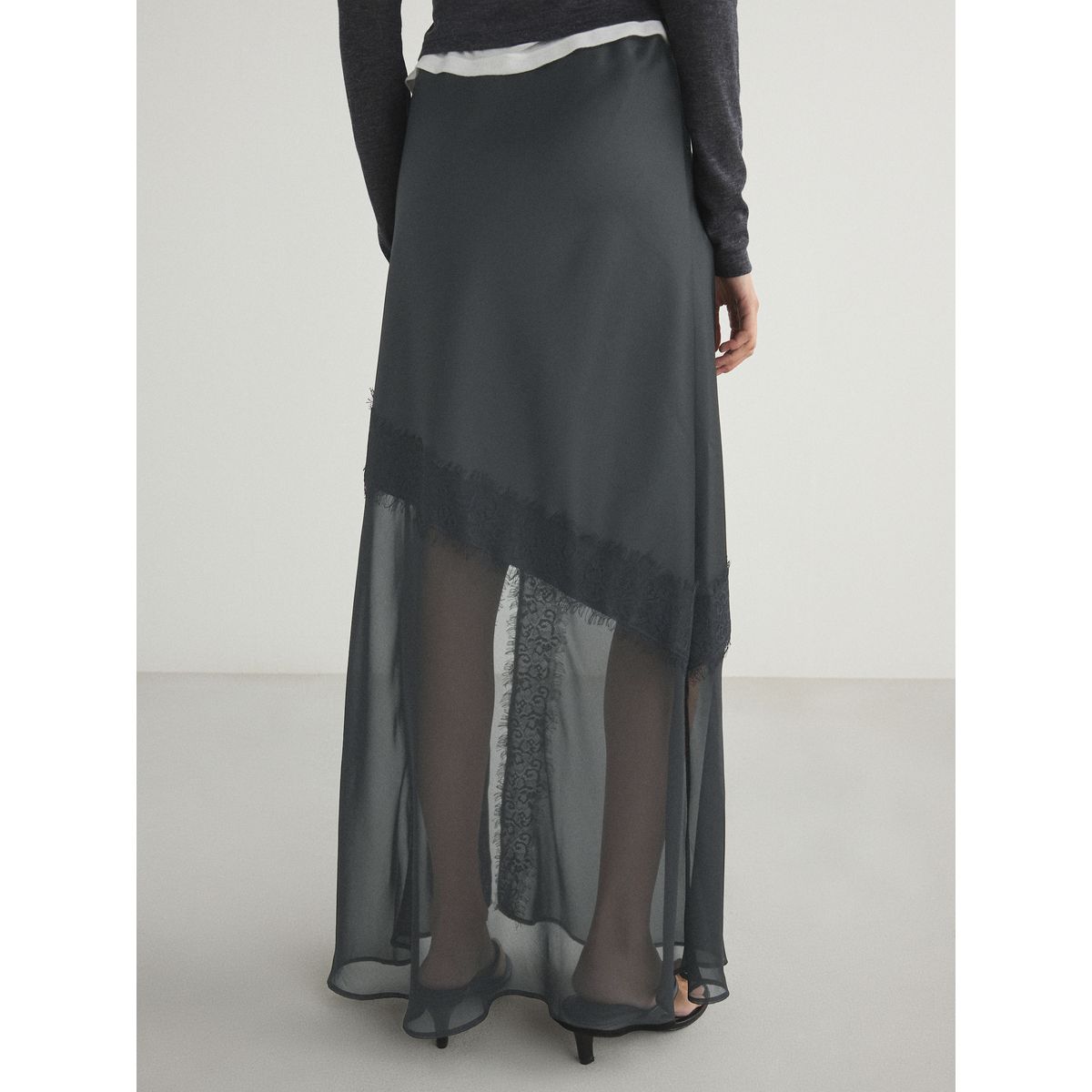 Jupe mi-longue en satin et mesh à dentelle gris, NEXT