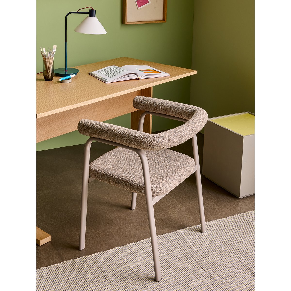 Chaise de salle à manger en fer et polyester ECTO sable, HUBSCH