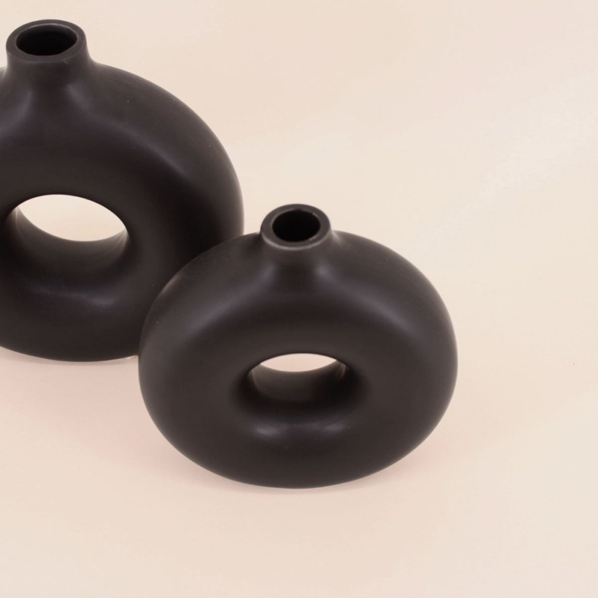 Set de 2 vases donuts en céramique noir, ORNAMI