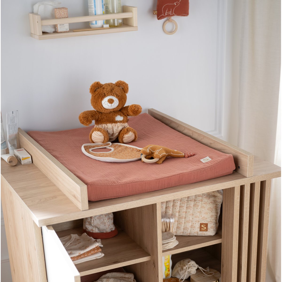 Lot de 2 bavoirs en coton décor nuage beige/marron, SAUTHON