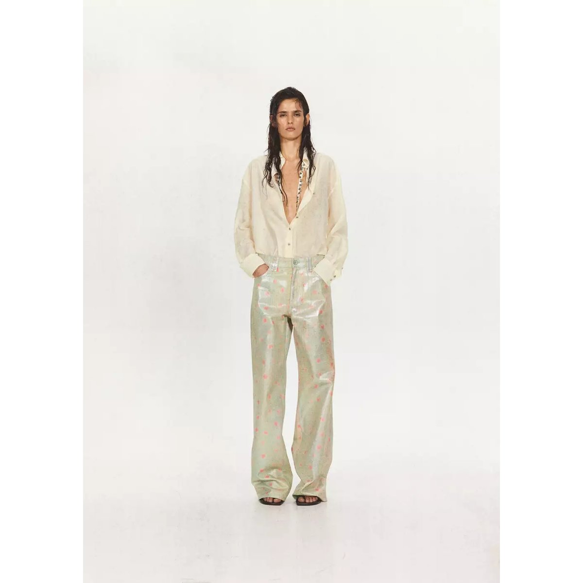 Chemise semi-transparente avec ceinture ornée de perles blanc cassé, MANGO