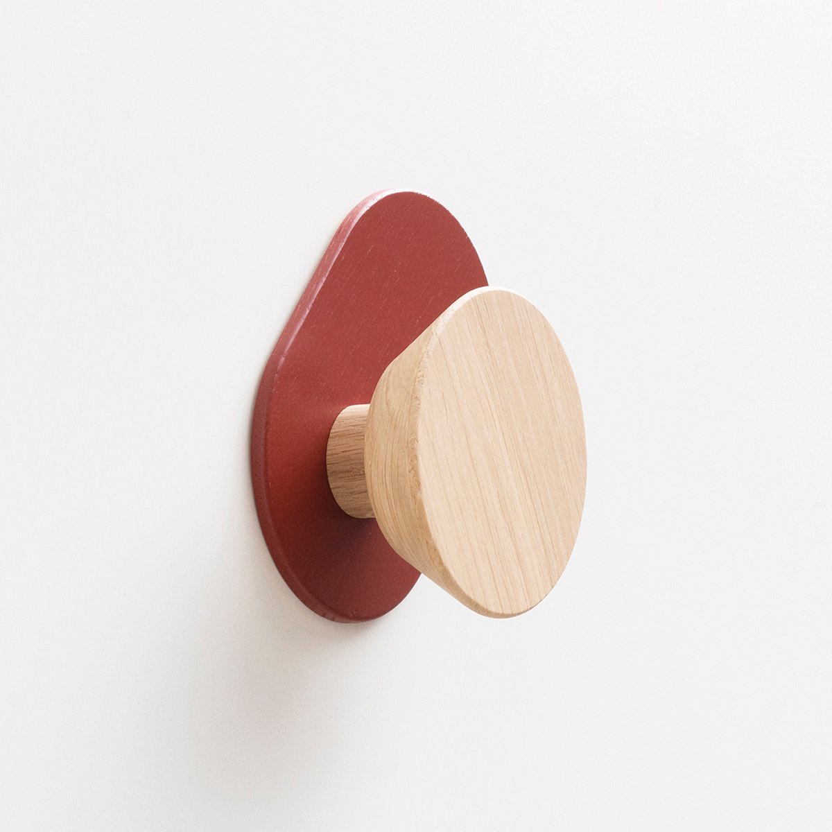 Patère Ombre en bois massif rouge citadelle & bois clair, DRUGEOT MANUFACTURE