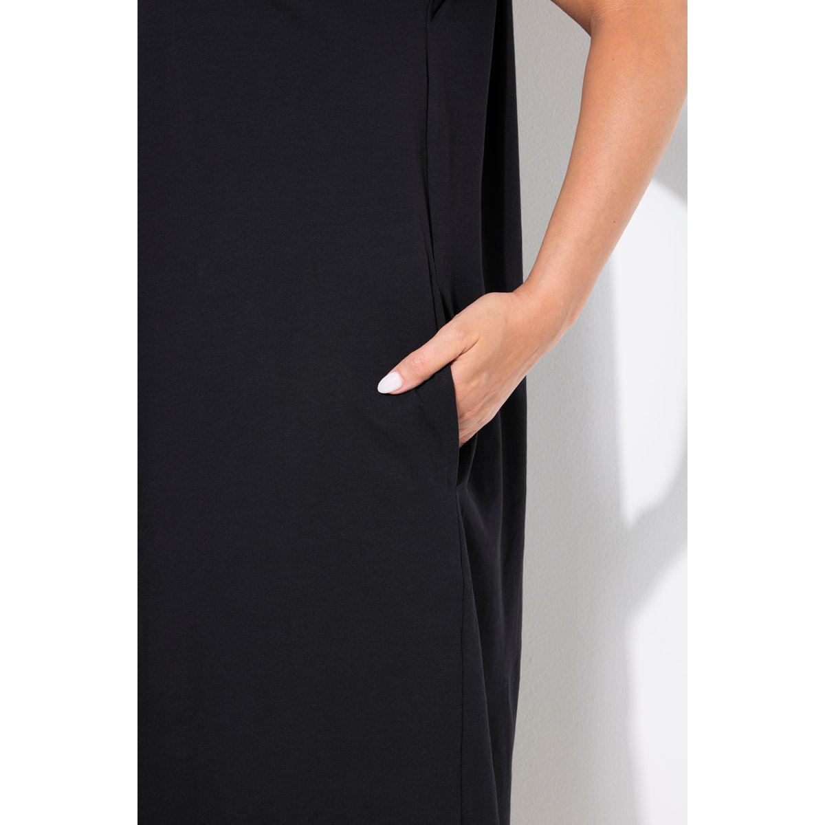 Robe oversize en jersey. Décolleté rond et noir, ULLA POPKEN