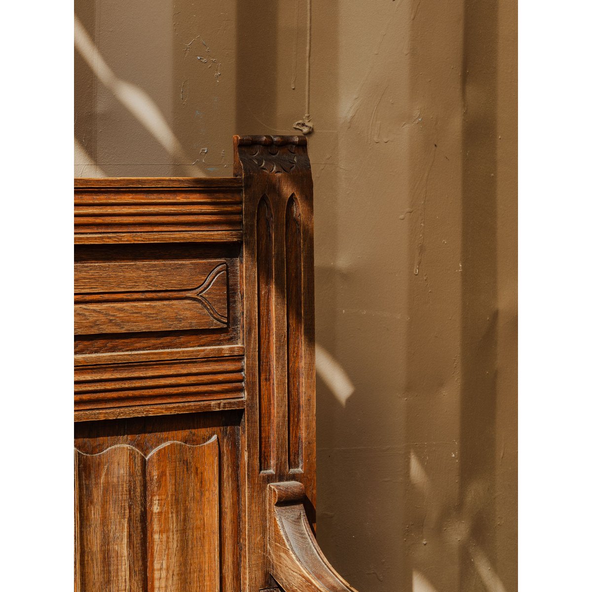 Banc coffre d'église en bois Antoine N°414 - Bon état bois foncé, DEBONGOUT