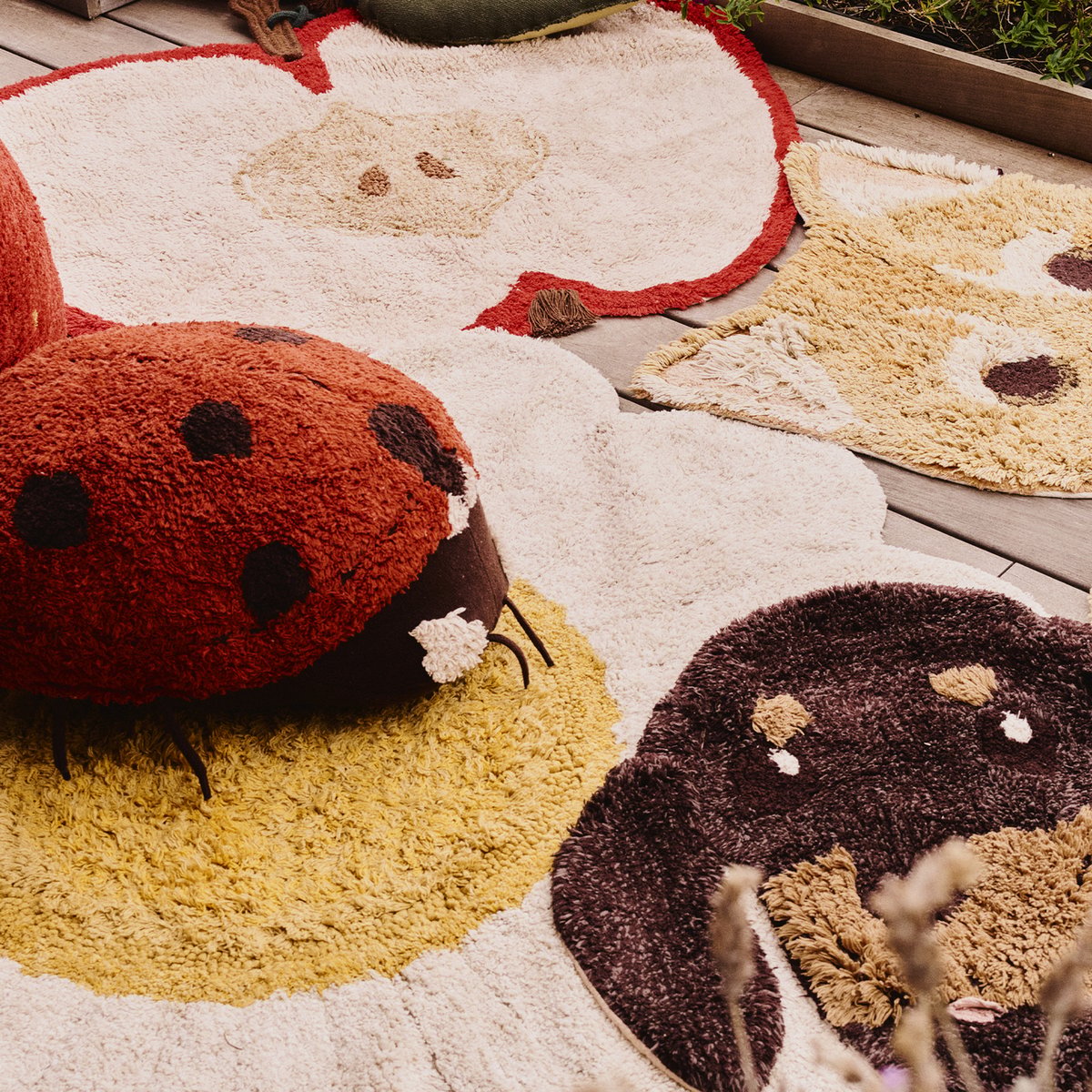 Tapis lavable Marguerite PETALS & PALS naturel, ivoire, miel foncé, moutarde, LORENA CANALS