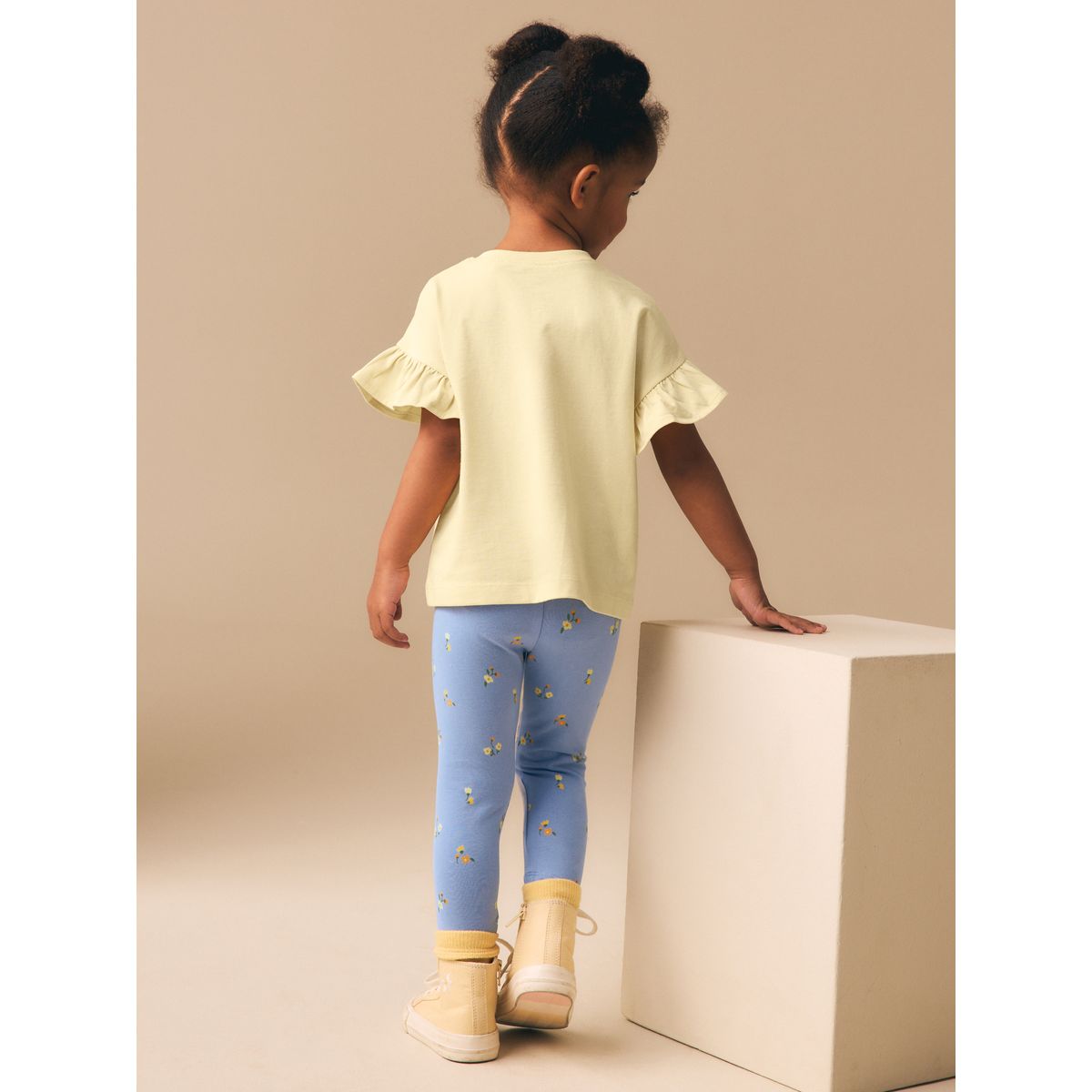 Ensemble legging et t-shirt à manches courtes fleur rembourrée jaune, NEXT