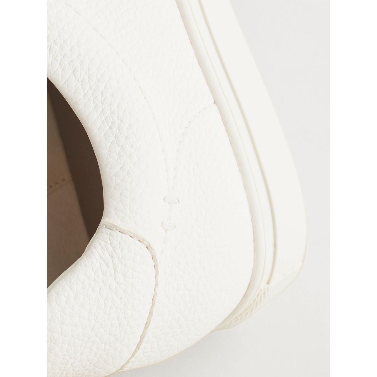 Baskets minimalistes fond blanc, NEXT