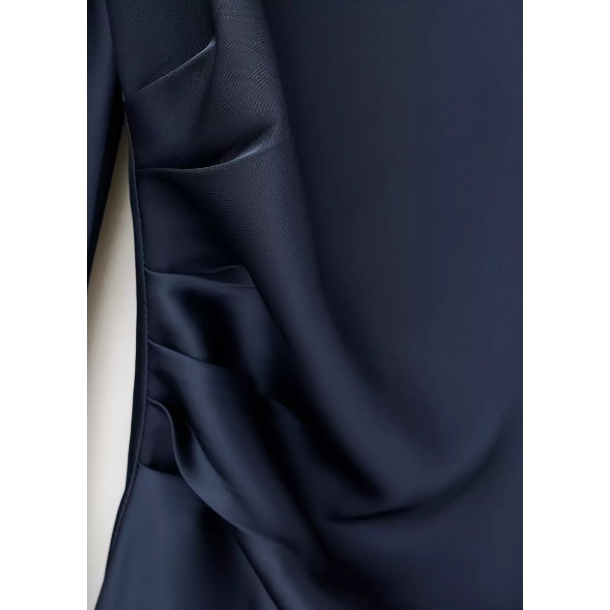 Robe satinée drapée bleu marine, MANGO