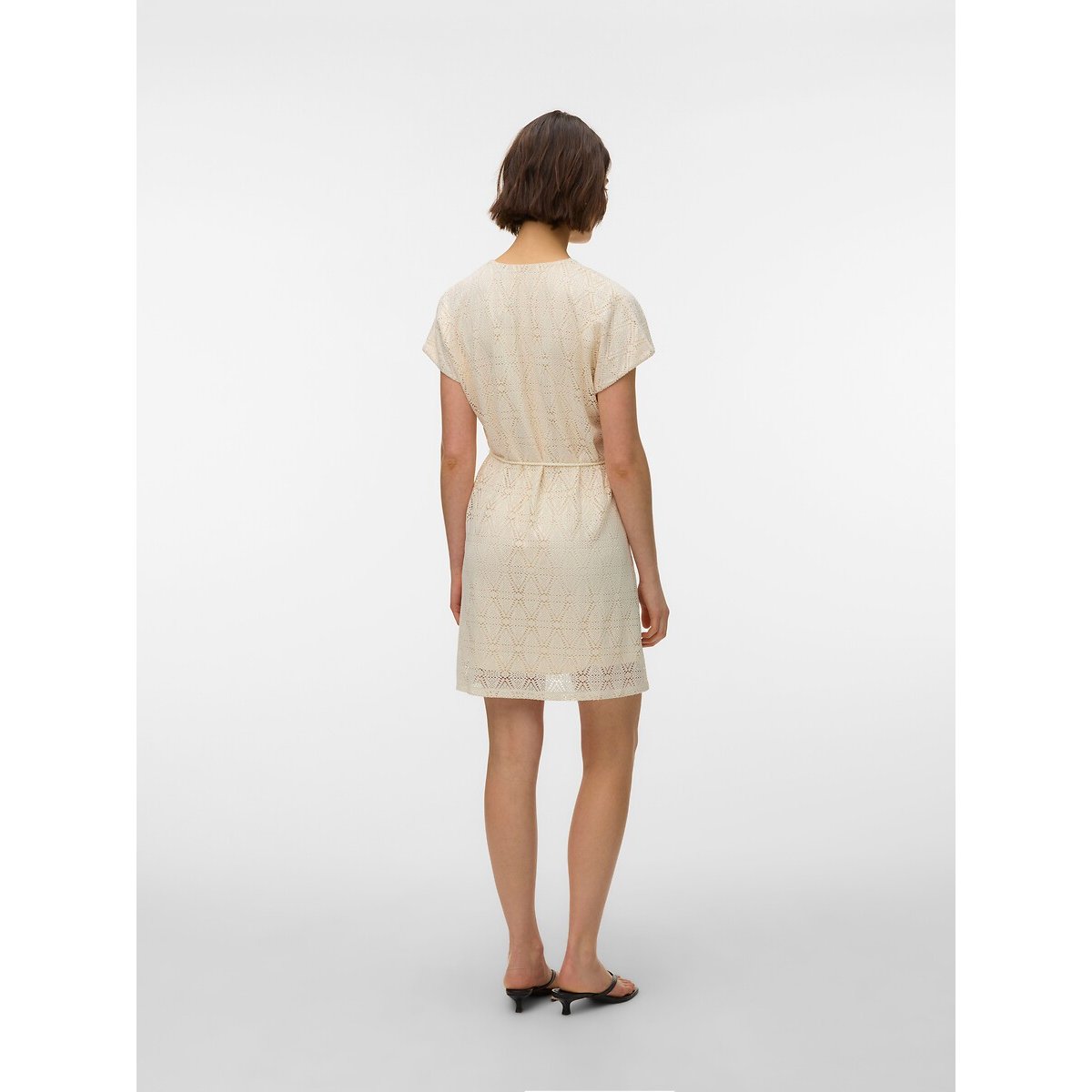 Robe courte en broderie, col v avec ceinture ecru, VERO MODA