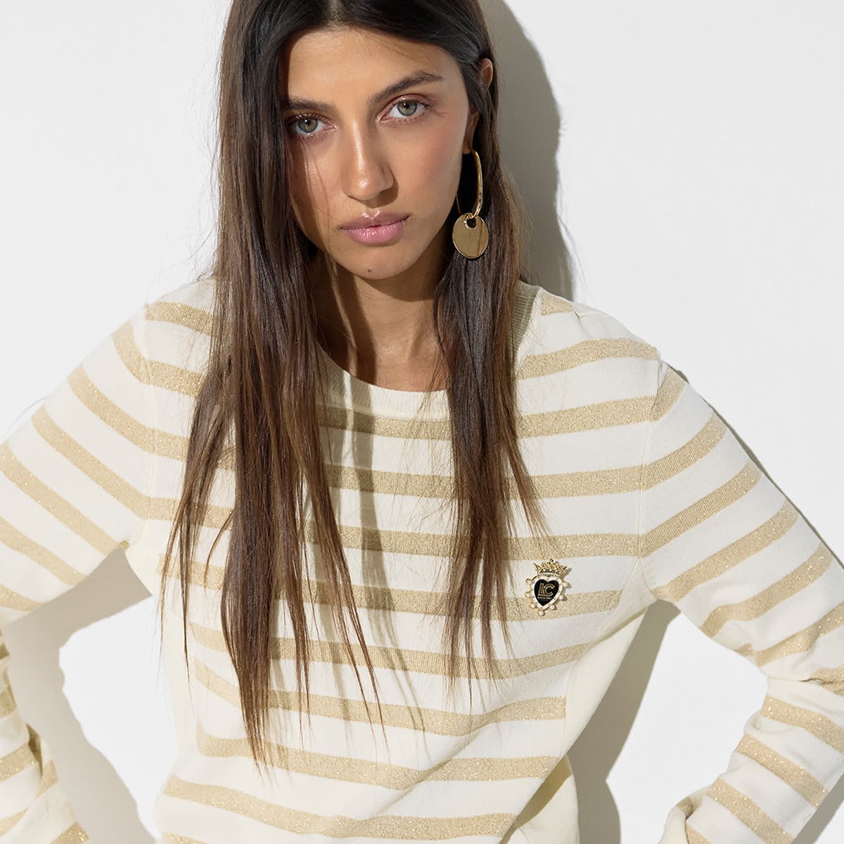 Pull rayé avec épingle dorée ecru, LOLA CASADEMUNT