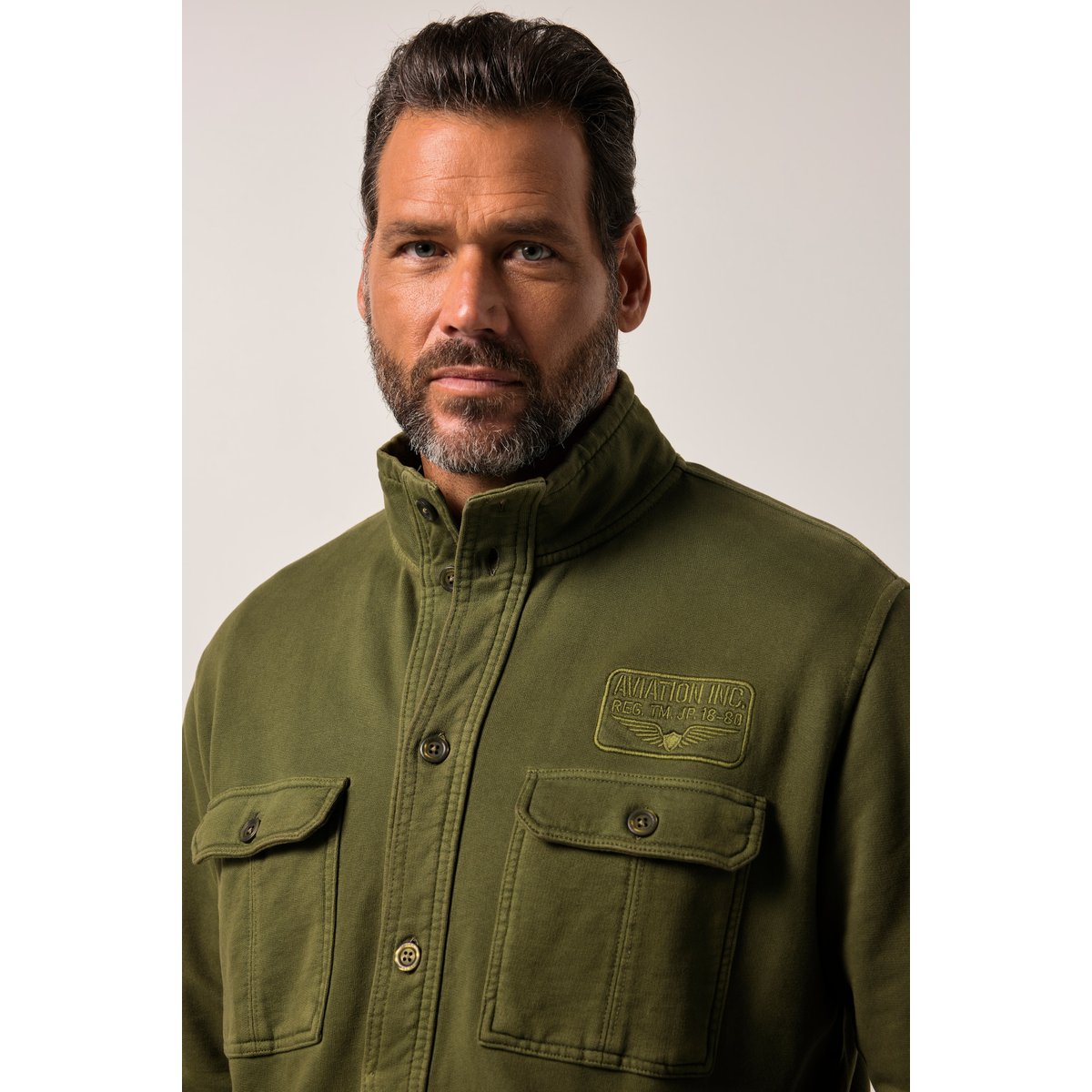 Veste en molleton. Col montant. Écussons olive foncé, JP1880