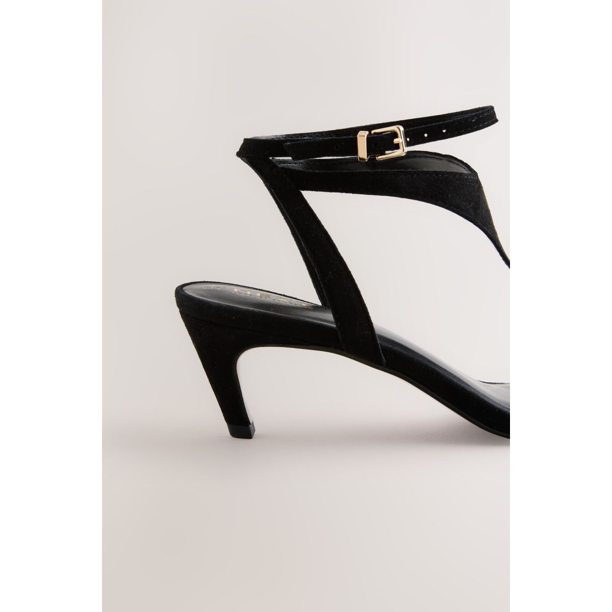 Sandales en daim avec talons et entredoigt noir, NEXT