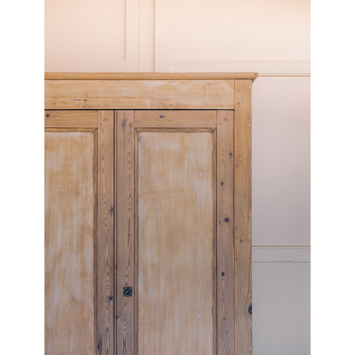 Armoire de campagne en bois clair rénovée Blandine N°501 - Bon état bois clair, DEBONGOUT