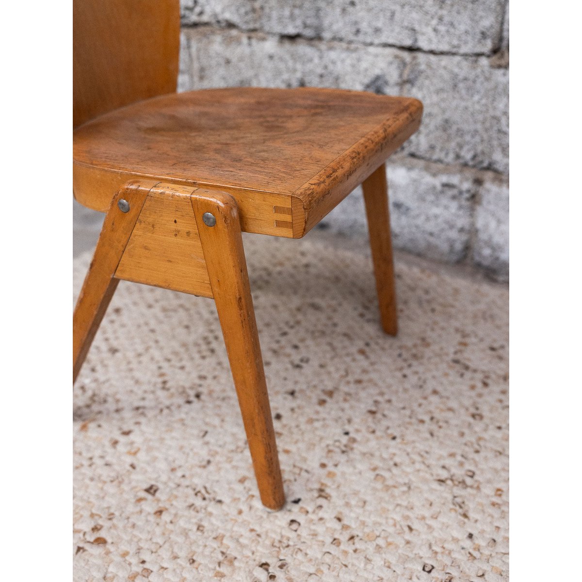 Paire de 2 chaises de design Alma N°1778 - Bon état bois clair, DEBONGOUT