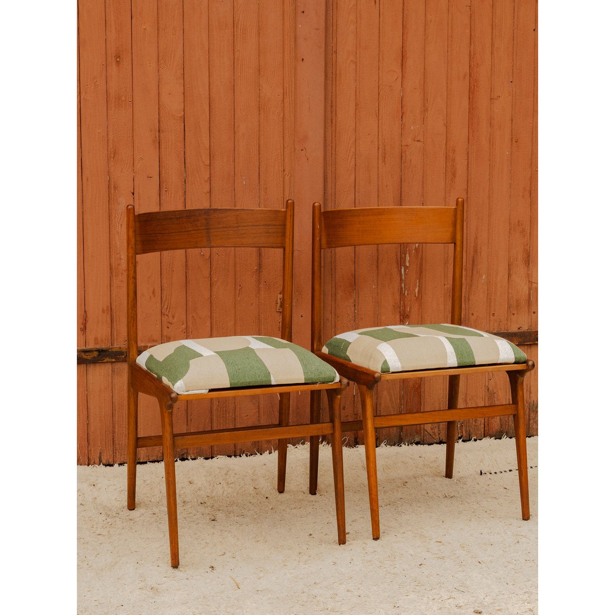 Lot de 4 chaises en bois et tissu Alma N°2077 - Bon état bois foncé, DEBONGOUT