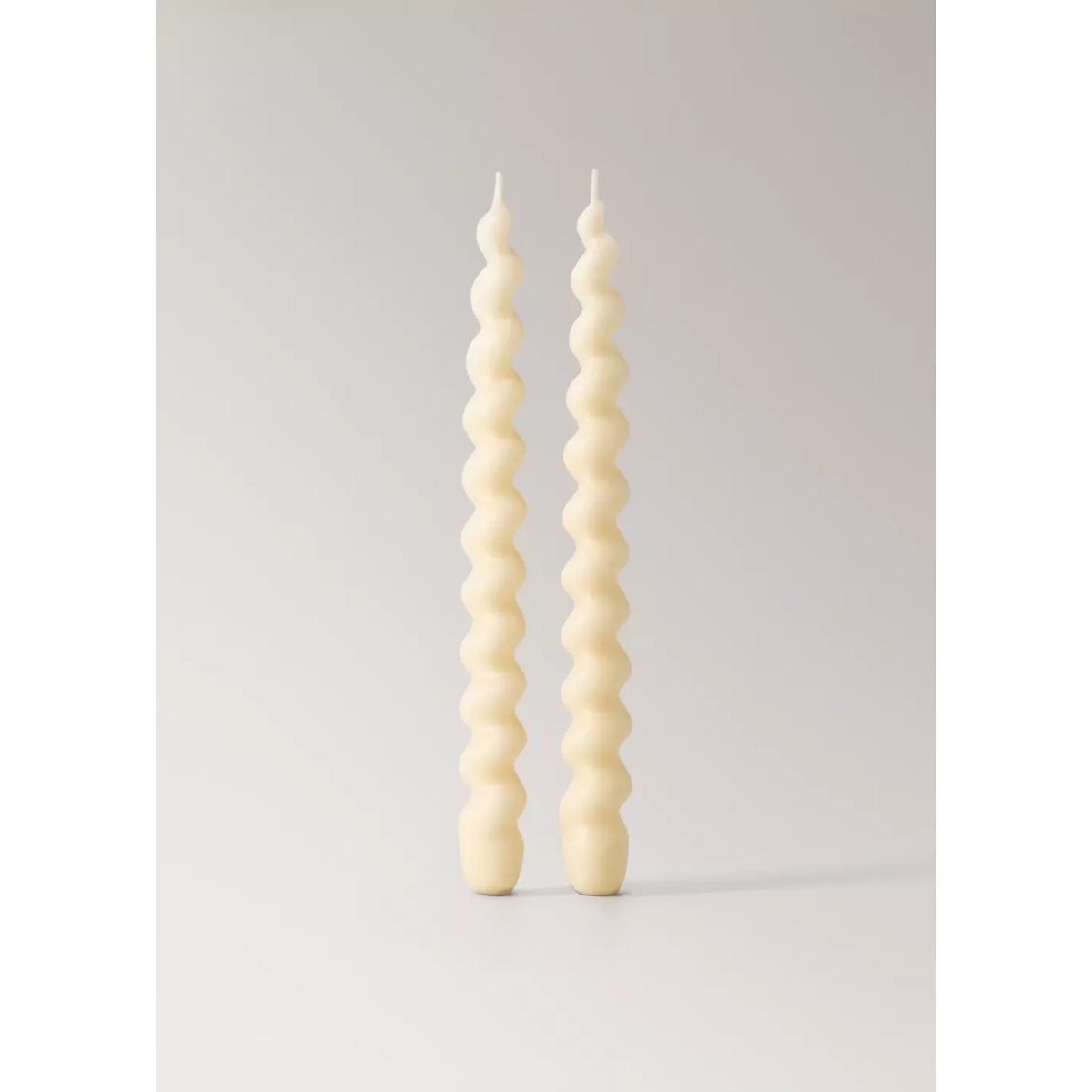 Bougies décoratives hautes avec motif en spirale blanc cassé, MANGO HOME