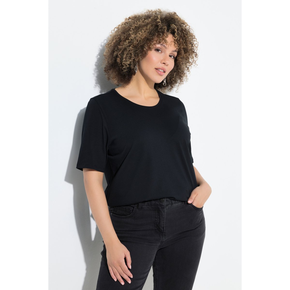 T-shirt coupe Regular. Col rond et manches noir, ULLA POPKEN