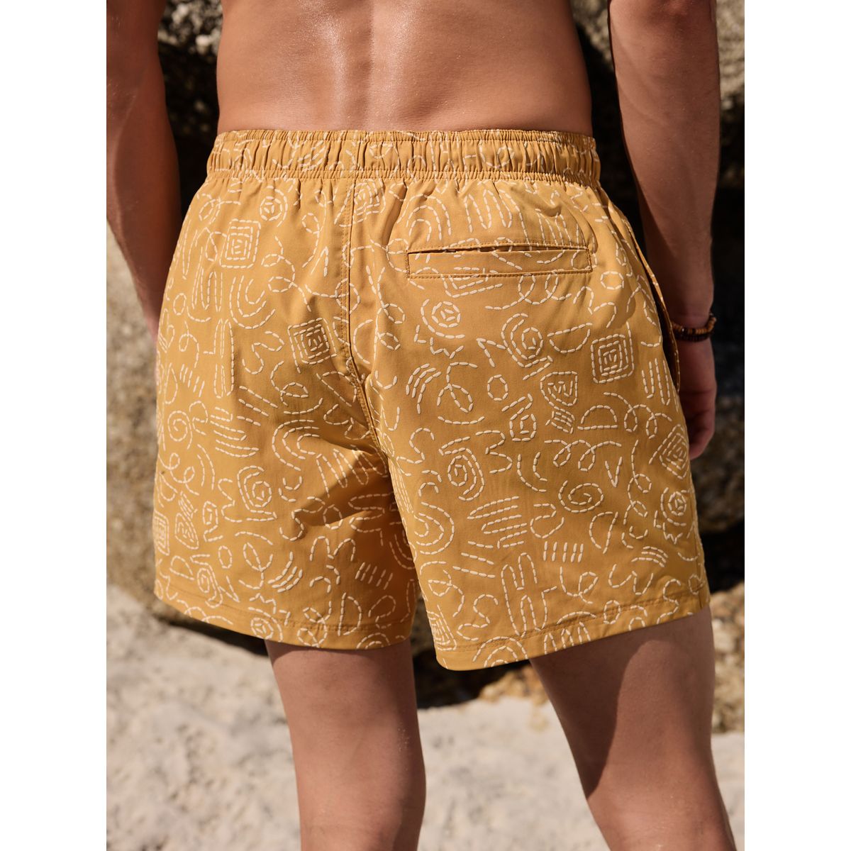 Short de bain 5 po à imprimé bouffant texturé jaune, NEXT