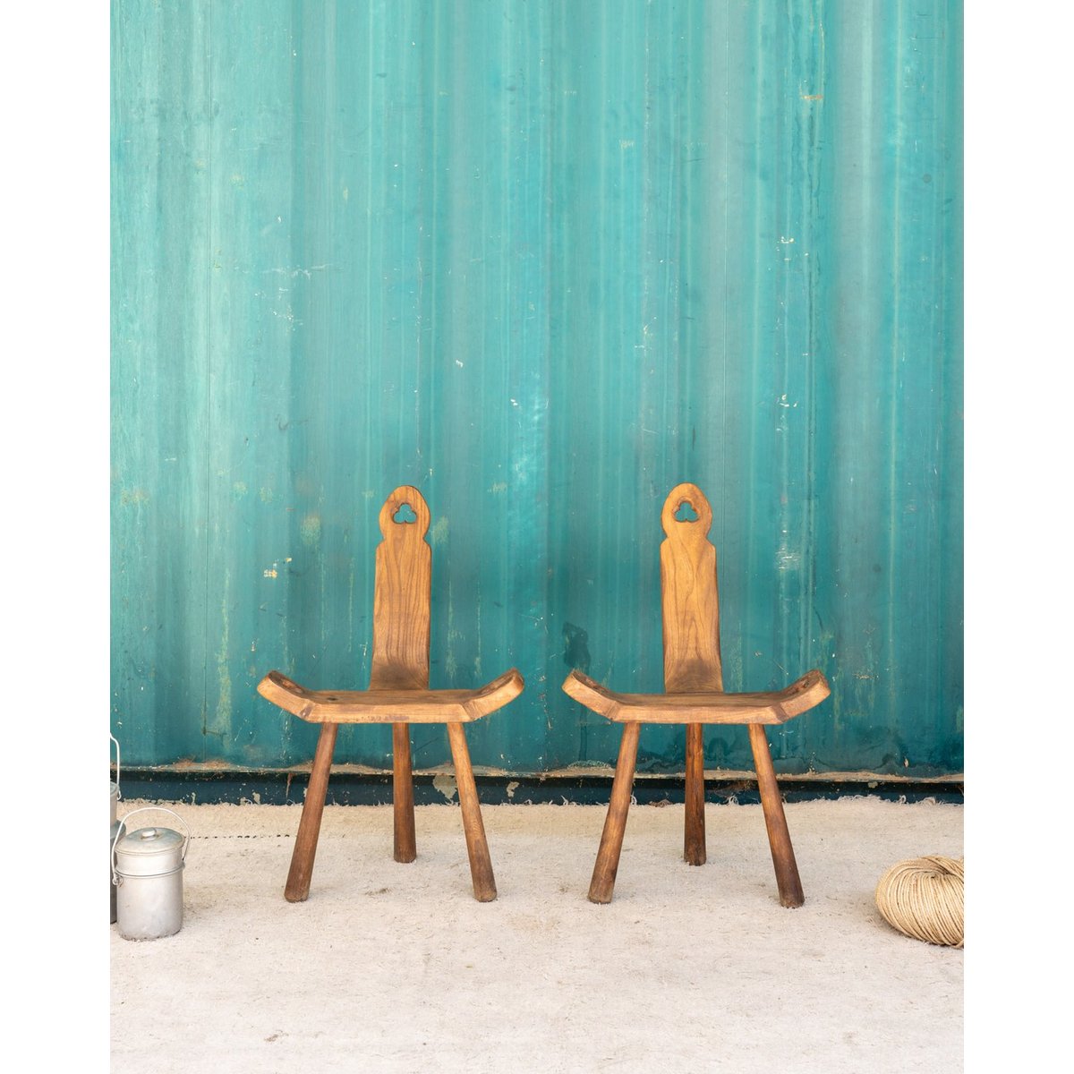 Paire de petites chaises en bois Claude N°1411 - Bon état bois foncé, DEBONGOUT