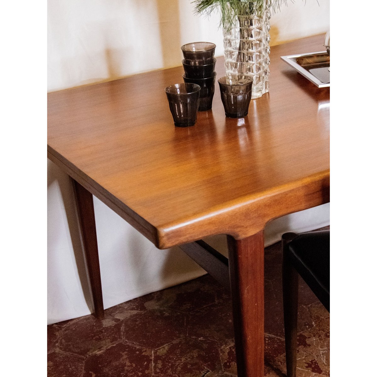 Table à manger en bois de palissandre Karla N°1079 - Bon état bois foncé, DEBONGOUT