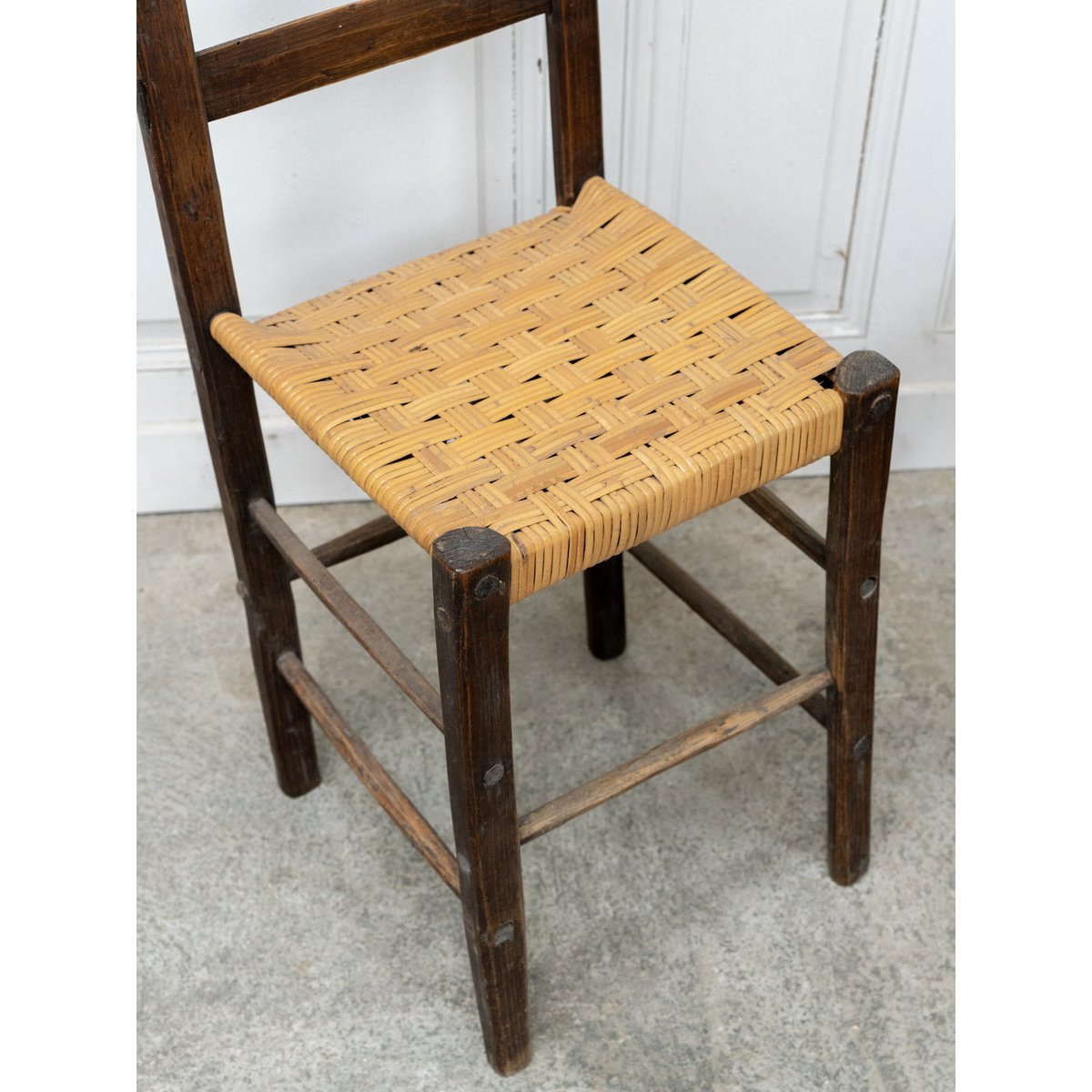 Paire de chaises anciennes en bois et rotin Claude N°1390 - Bon état bois foncé, DEBONGOUT