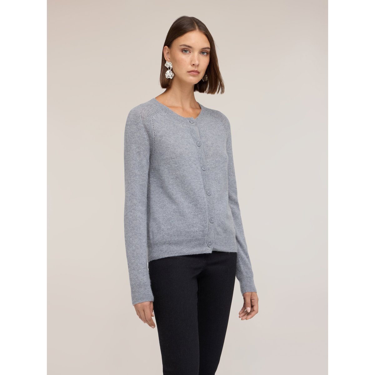 Cardigan gris, MOTIVI