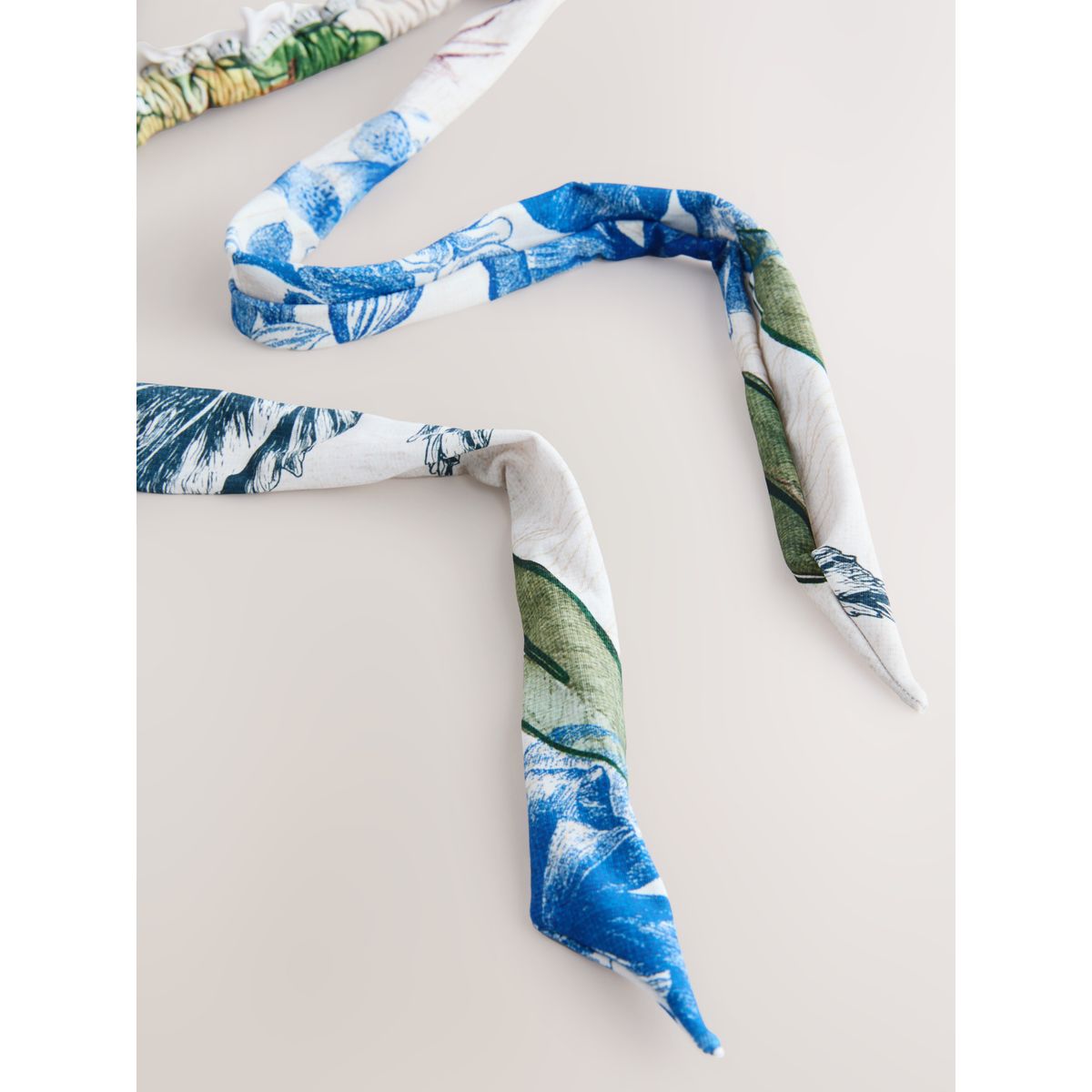 Haut de bikini triangle avec ornements imprimé perroquet crème/marine, NEXT