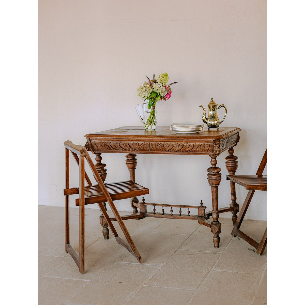 Table d'appoint en bois sculpté de style Moyen-Âge Francine N°1113 - Bon état bois foncé, DEBONGOUT