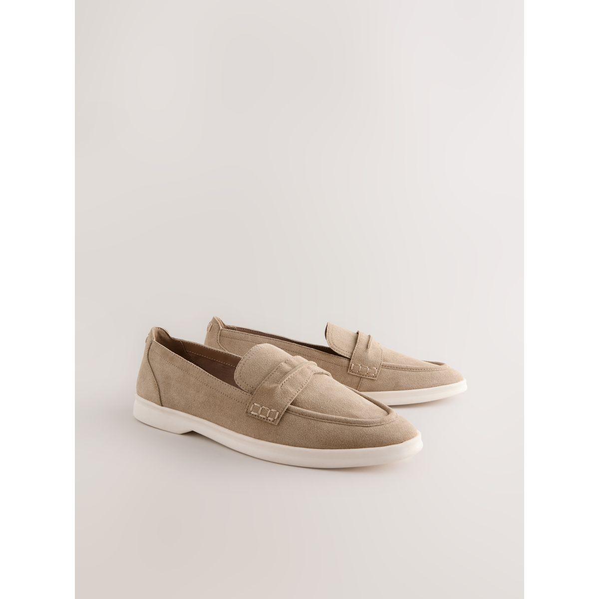 Mocassins en daim à semelle blanche sable, NEXT
