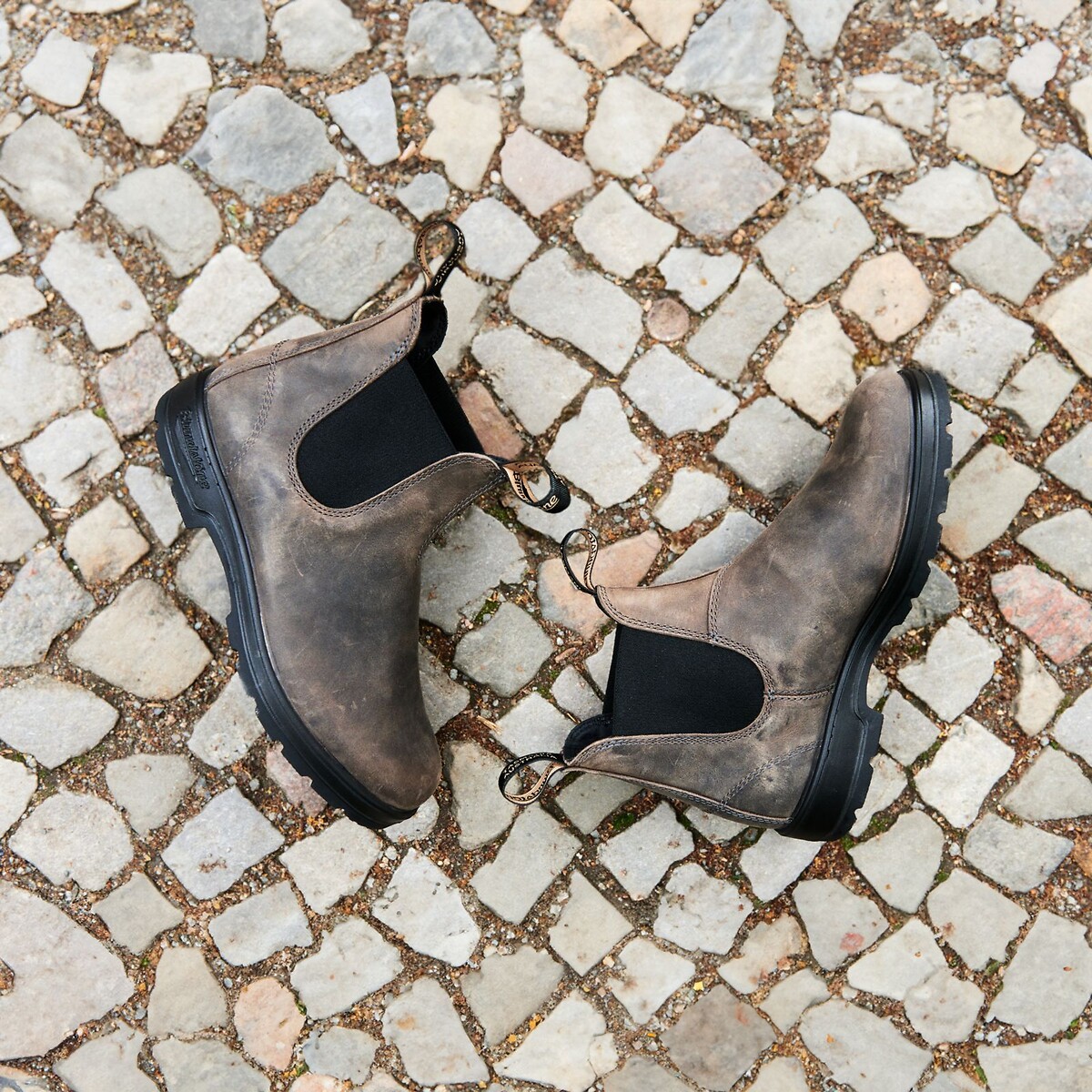 2446 Chelsea Boots in Waxed Nubuck Leather taupe, BLUNDSTONE