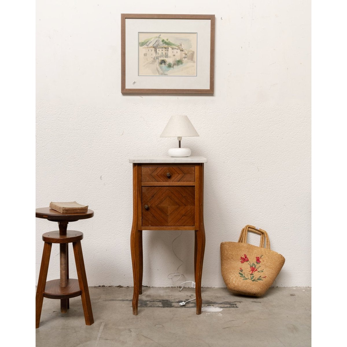 Table de chevet en bois et marbre blanc Odile N°1613 - Bon état bois foncé, DEBONGOUT