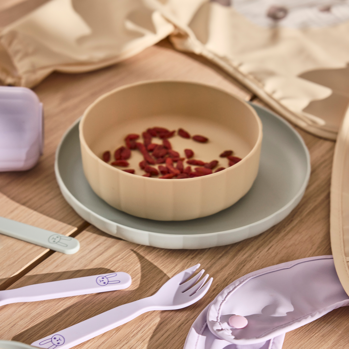 Assiette et bol en silicone MINI jaune, OYOY LIVING DESIGN