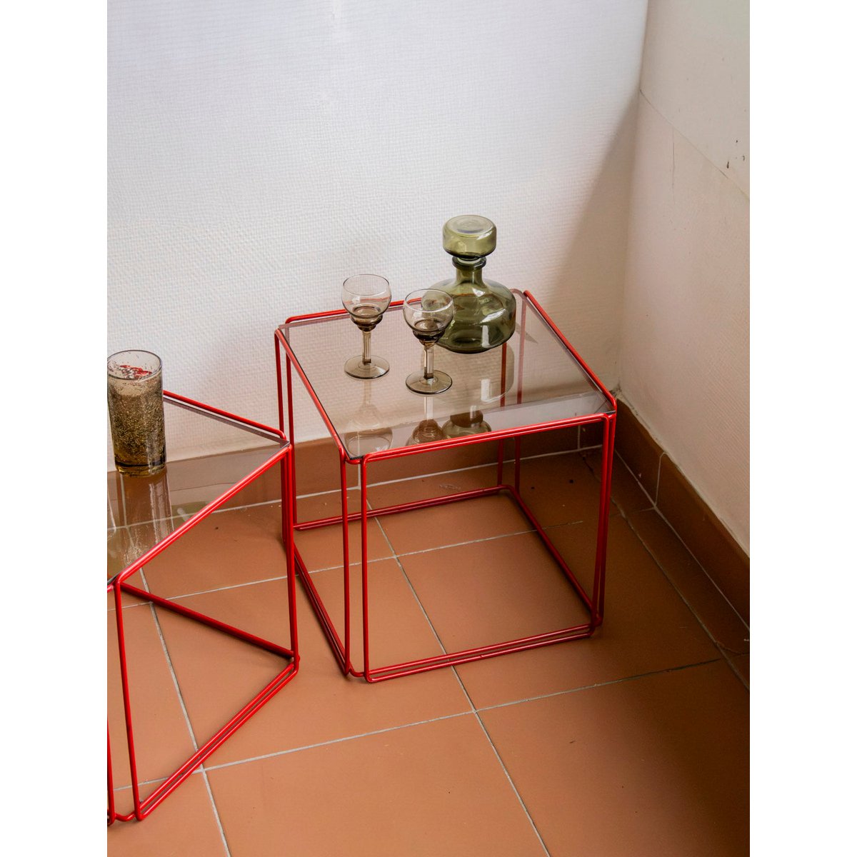 Paire de tables basses en verre et métal rouge Donna N°1639 - Bon état fumé, DEBONGOUT